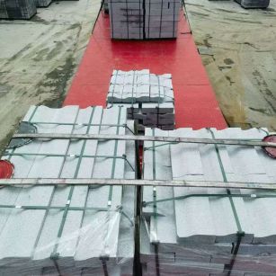 新乡 芝麻白仿形加直形路沿石出货日常