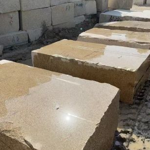 新乡 黄金麻方料堆场洗料分选中，原材料充足