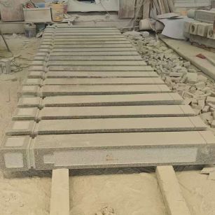 新乡 芝麻白异形加工雕刻-栏杆大柱，方柱