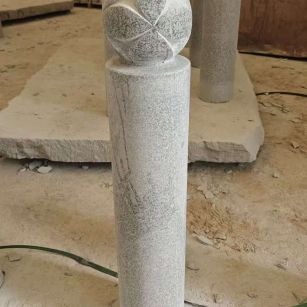 新乡 芝麻白花岗岩石材挡车石柱、停车柱、圆柱挡车柱、方柱挡车柱等