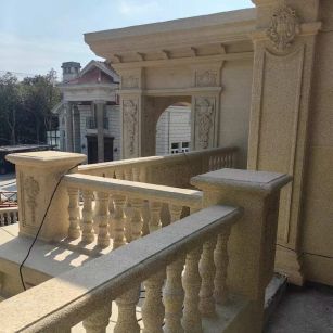 新乡 黄金麻别墅外墙干挂雕花配合阳台栏杆花瓶柱