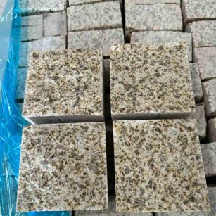 新乡 黄金麻花岗岩自然面小方块，弹石，马蹄石等