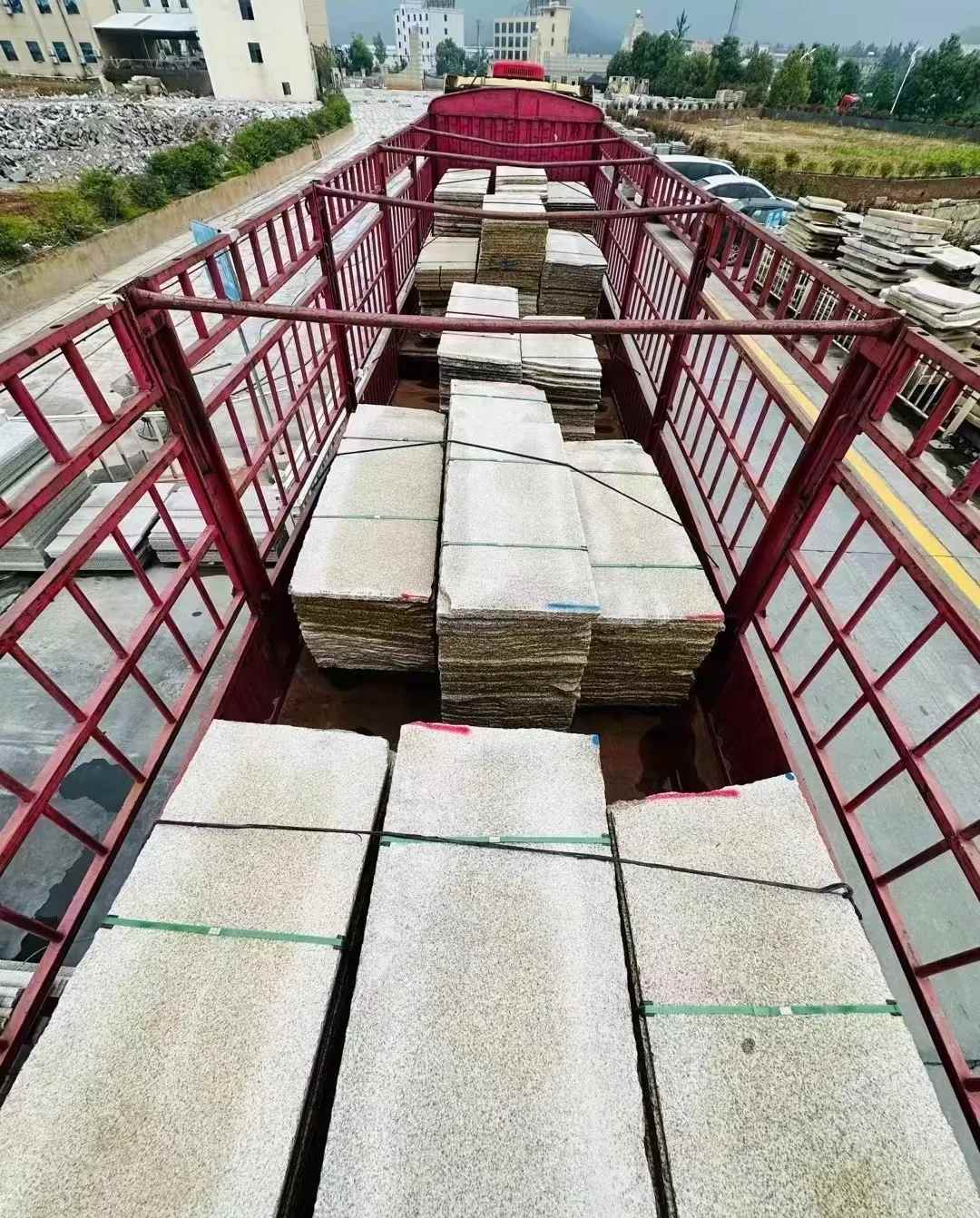 新乡 黄金麻花岗岩荔枝面，光面毛板装车完成