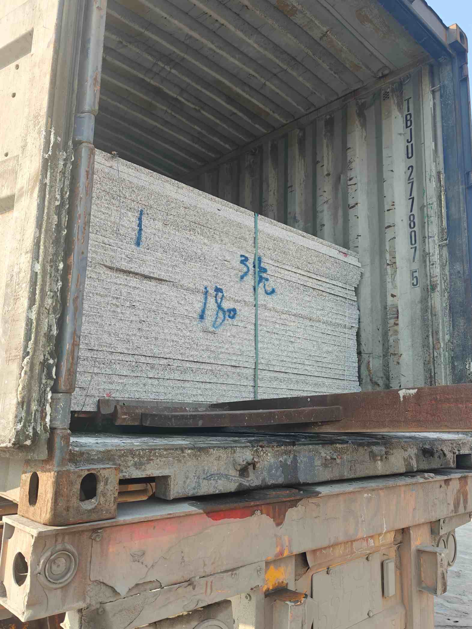 新乡 芝麻白花岗岩石材3.0公分光面毛板装柜出货