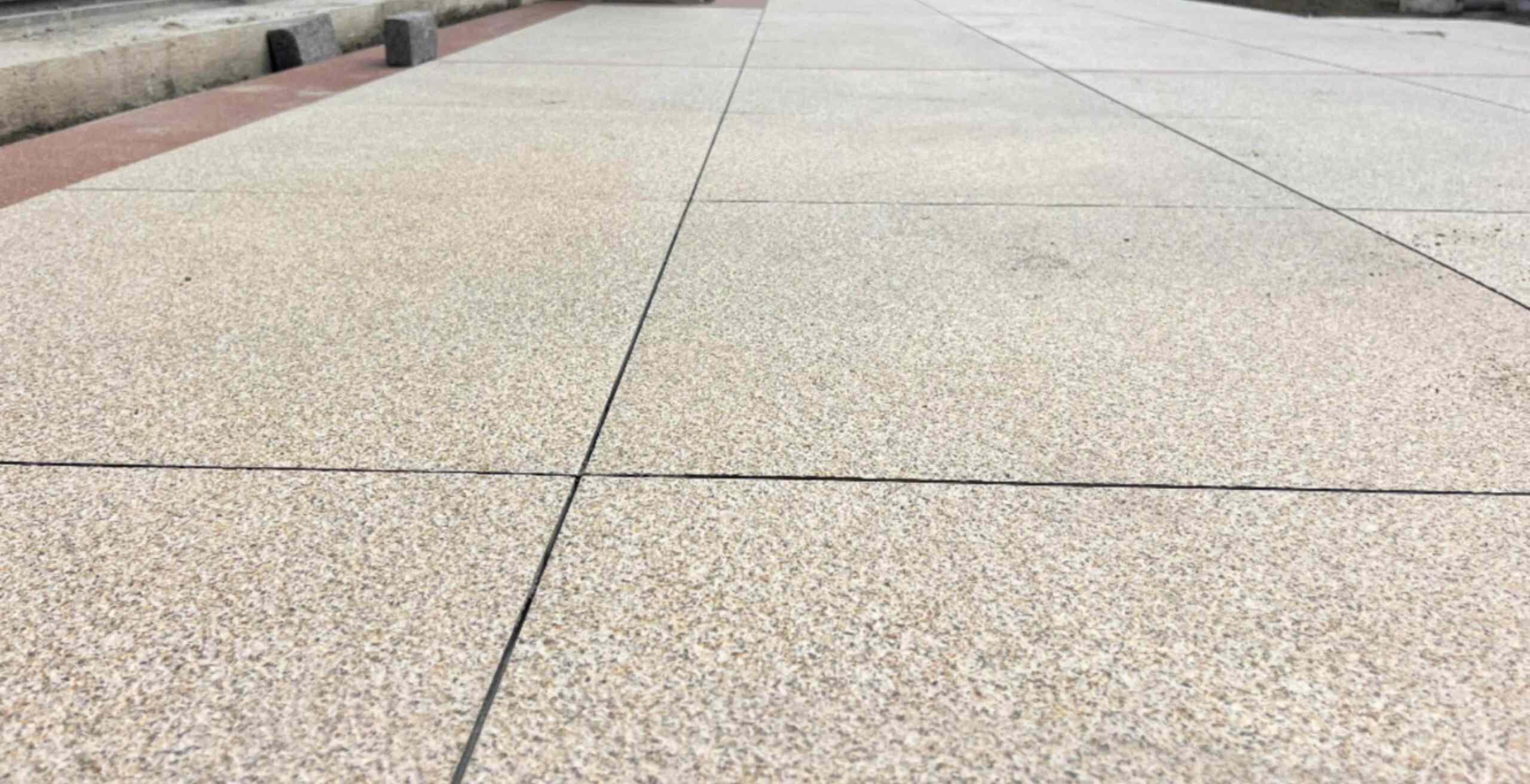 新乡 黄金麻花岗岩石板材荔枝面地面铺装效果