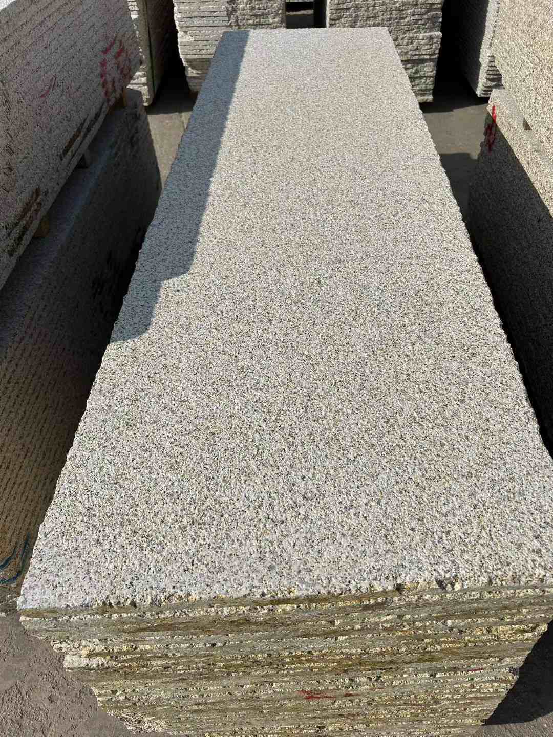 新乡 黄金麻花岗岩荔枝面毛板，半成品