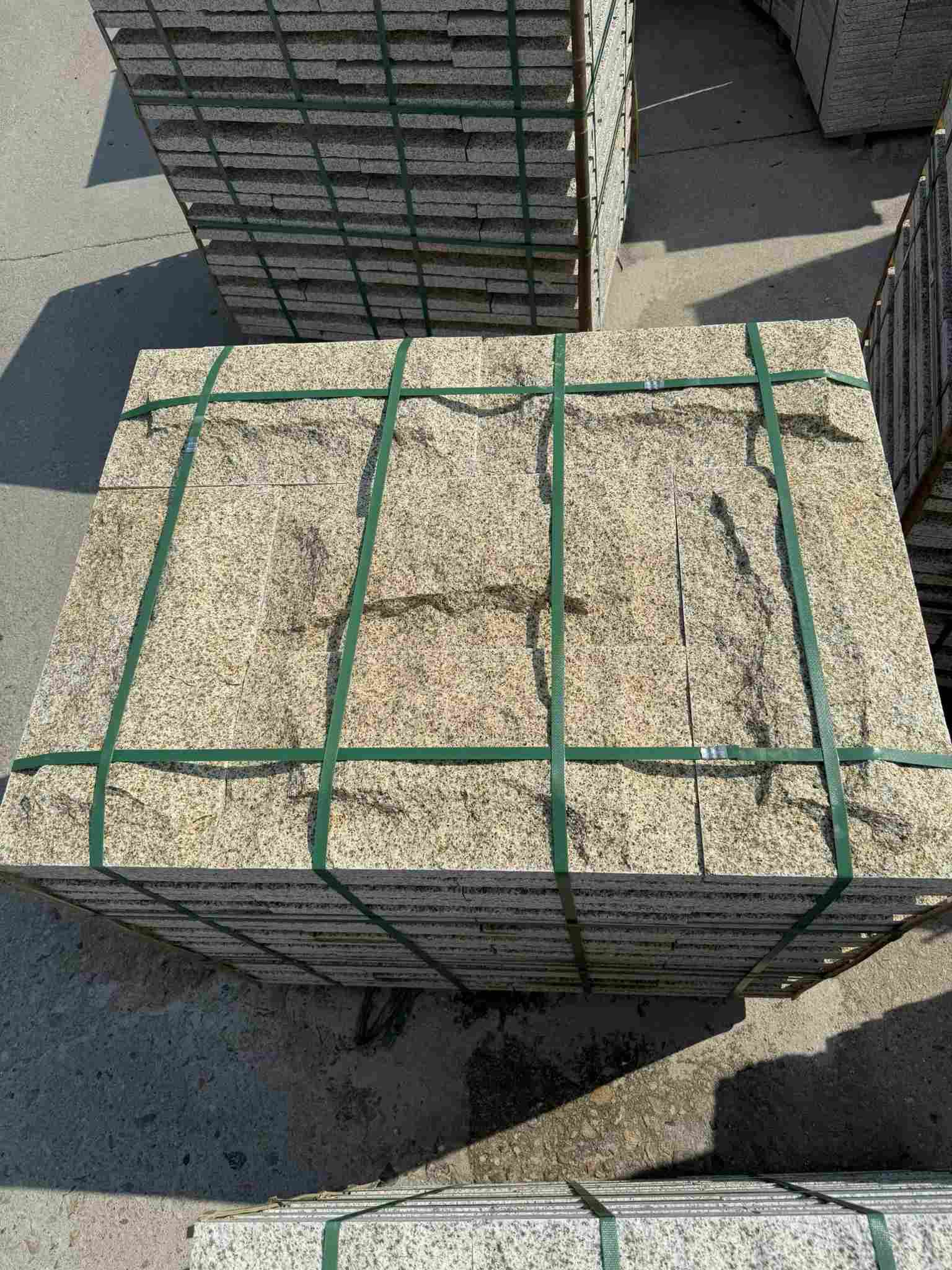 新乡 黄金麻花岗岩石材自然面蘑菇石成品