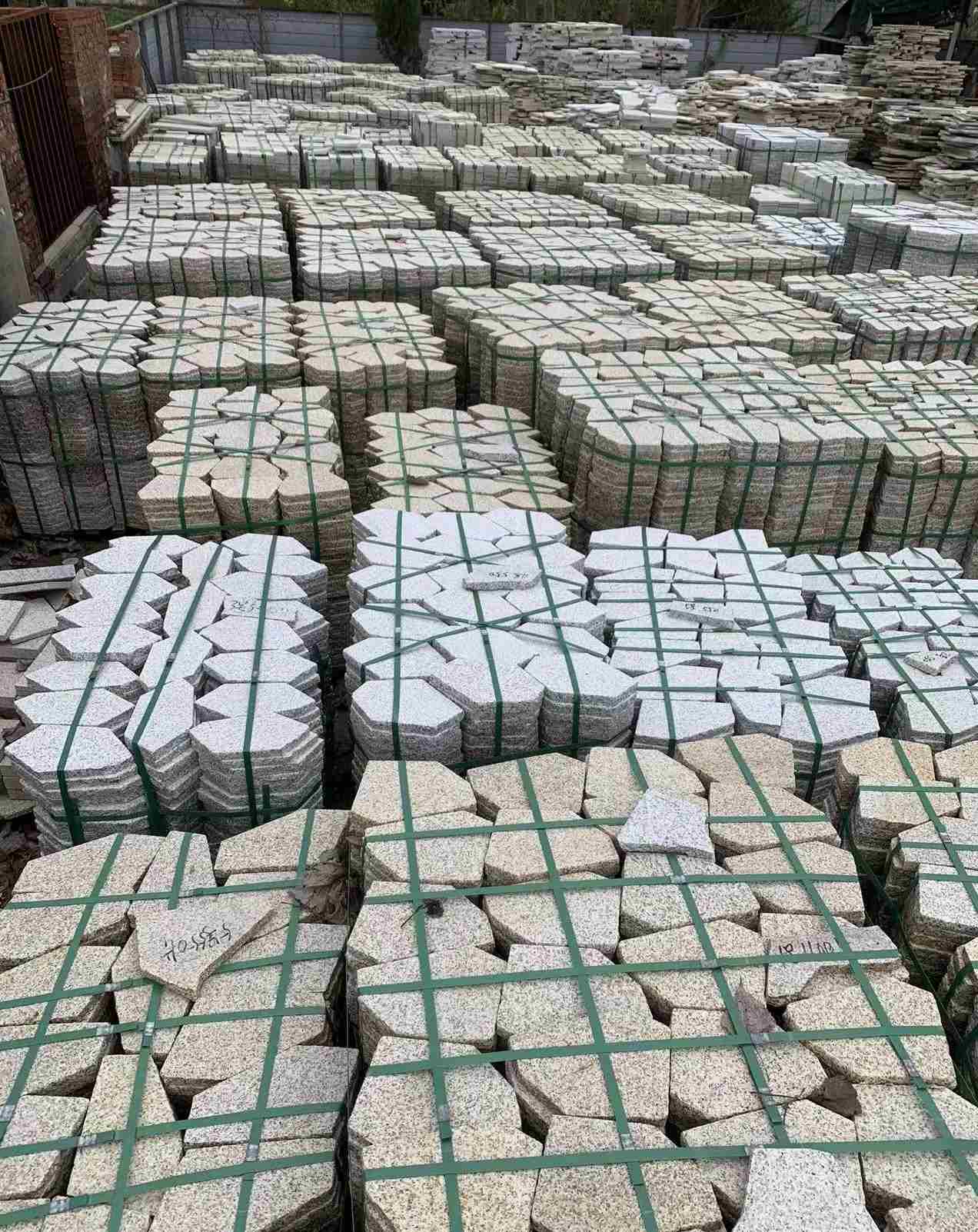 新乡 黄金麻白麻花岗岩荔枝面地铺石(冰裂纹)