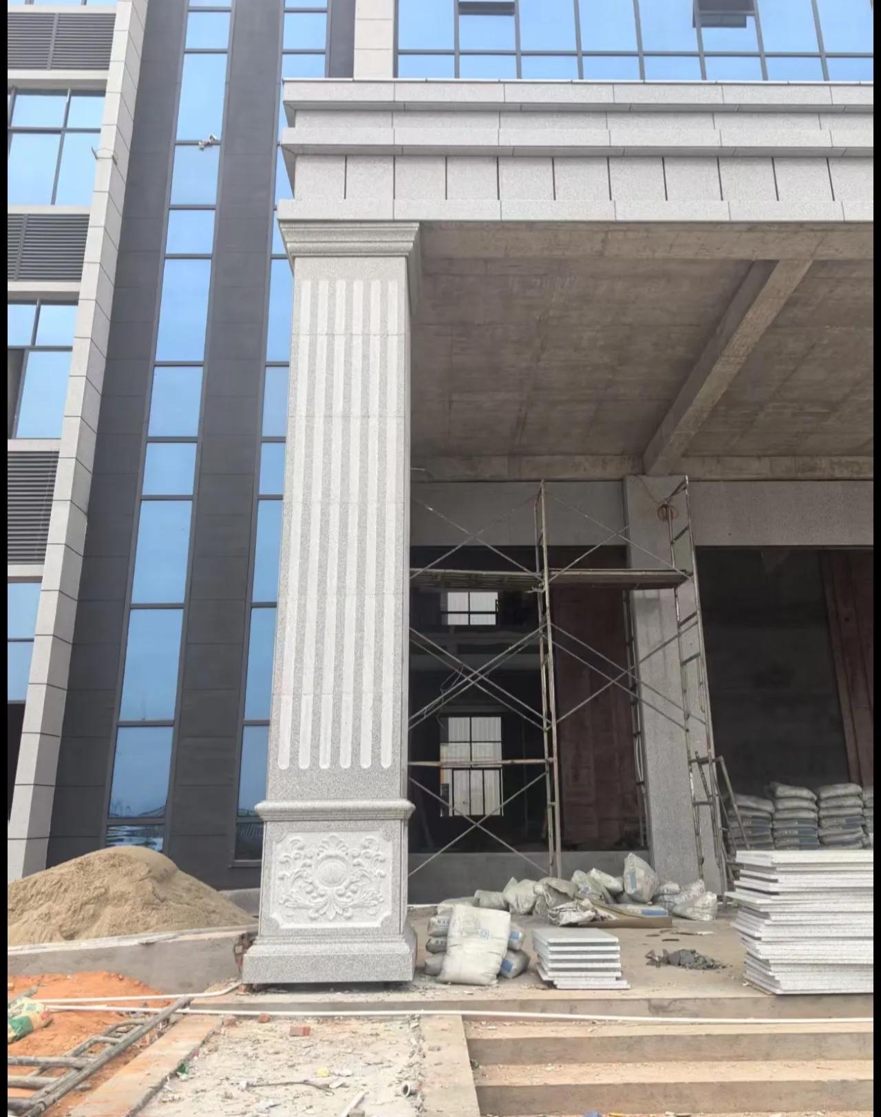 新乡 芝麻白光面花岗岩门楼大柱（罗马柱）配雕花底座