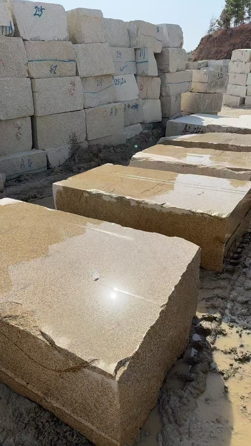 新乡 黄金麻方料堆场洗料分选中，原材料充足