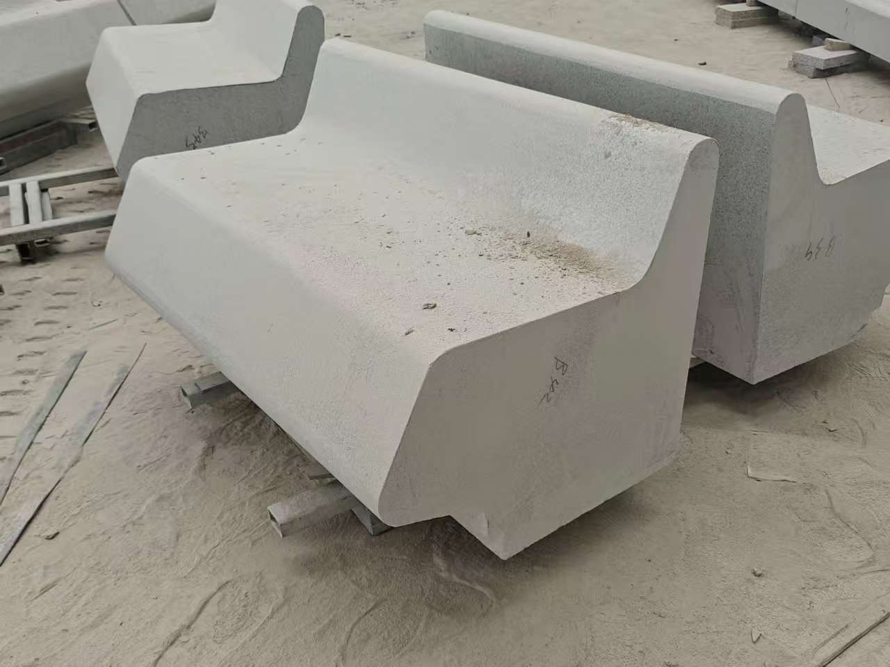 新乡 芝麻白花岗岩异形坐凳，石凳