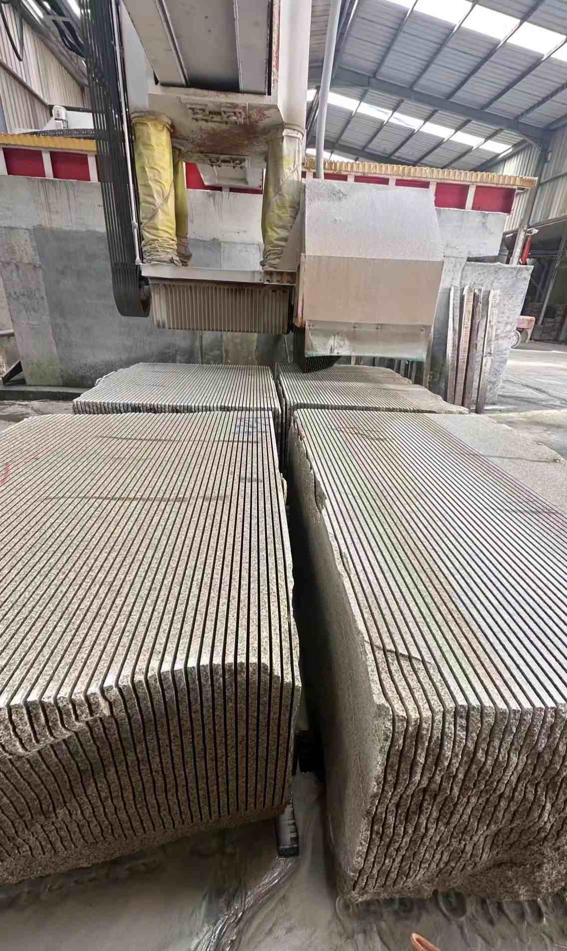 新乡 车间生产日常，黄金麻白麻花岗岩