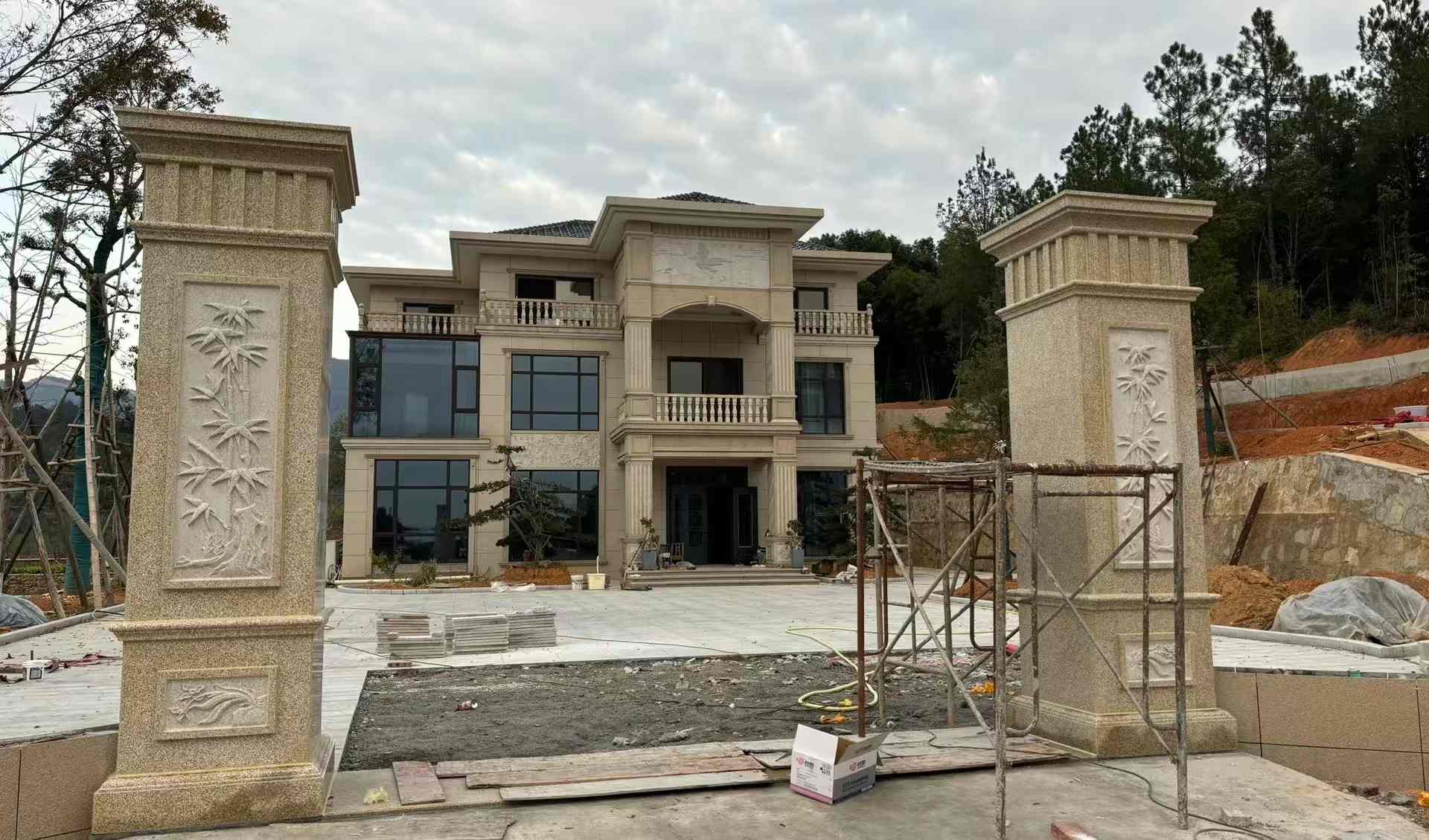 新乡 黄金麻花岗岩别墅雕花外墙干挂配上门口雕花罗马柱