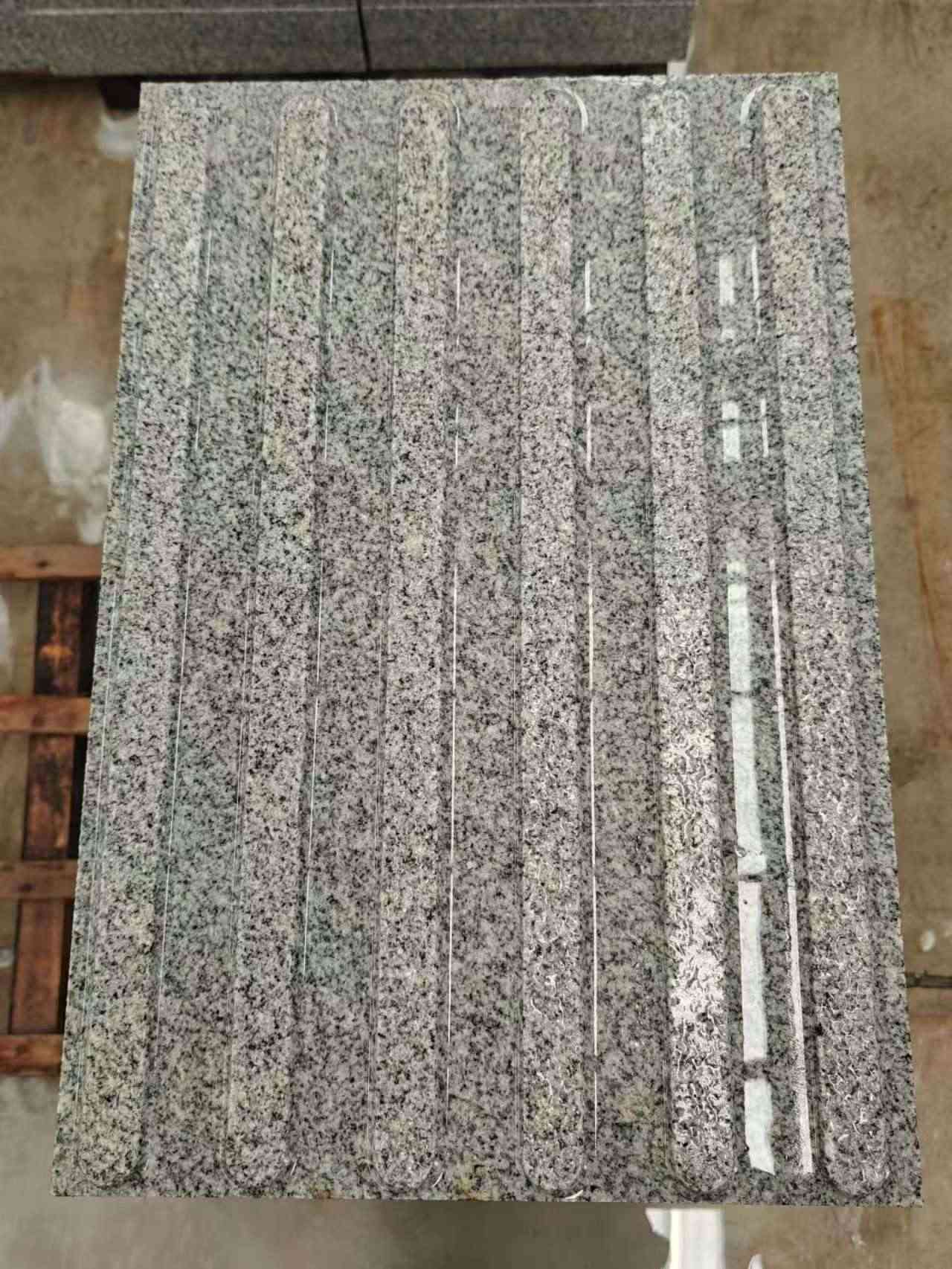 新乡 芝麻白花岗岩荔枝面雕刻盲道，盲条