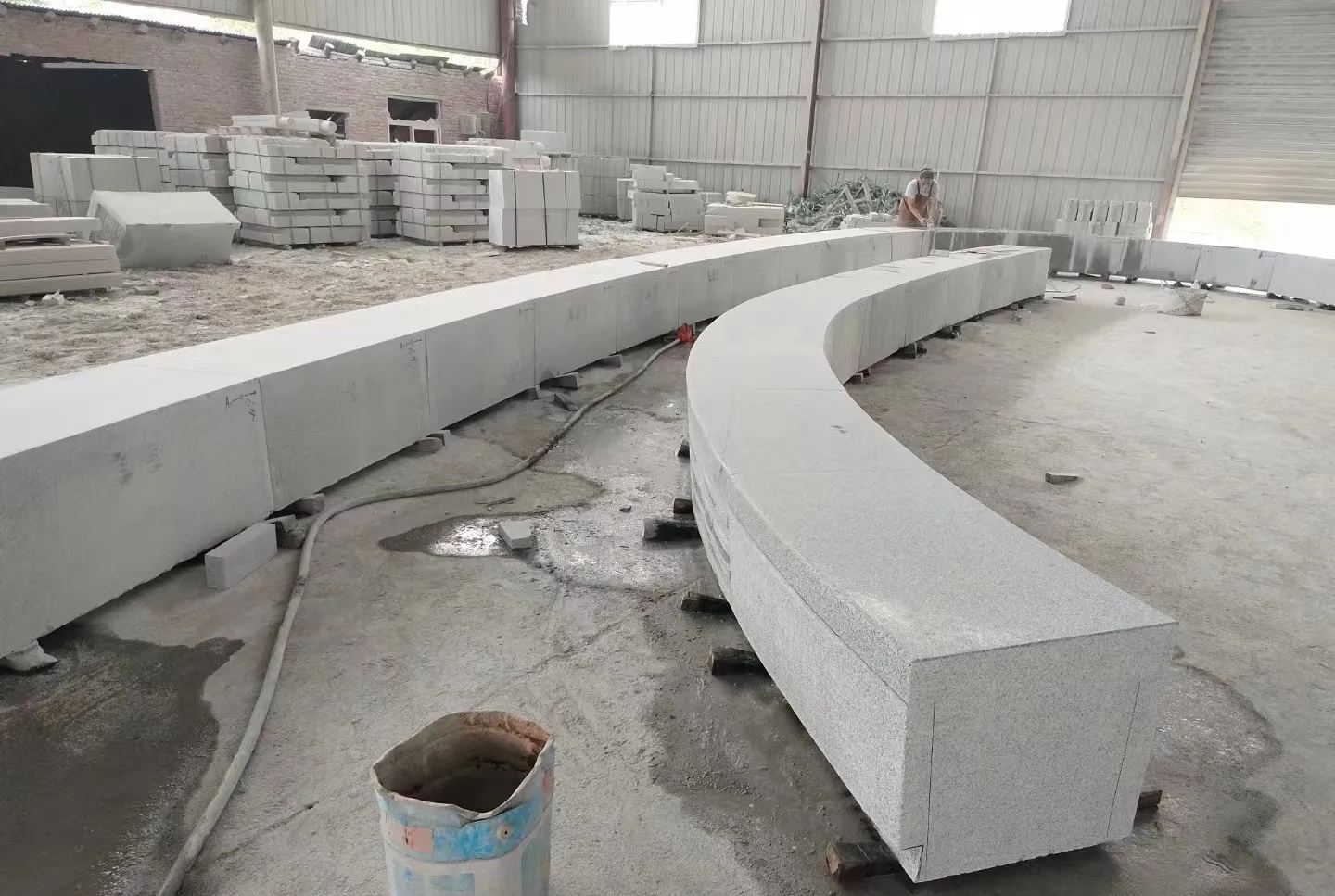 新乡芝麻白花岗岩石板材 园林光面弧形坐凳