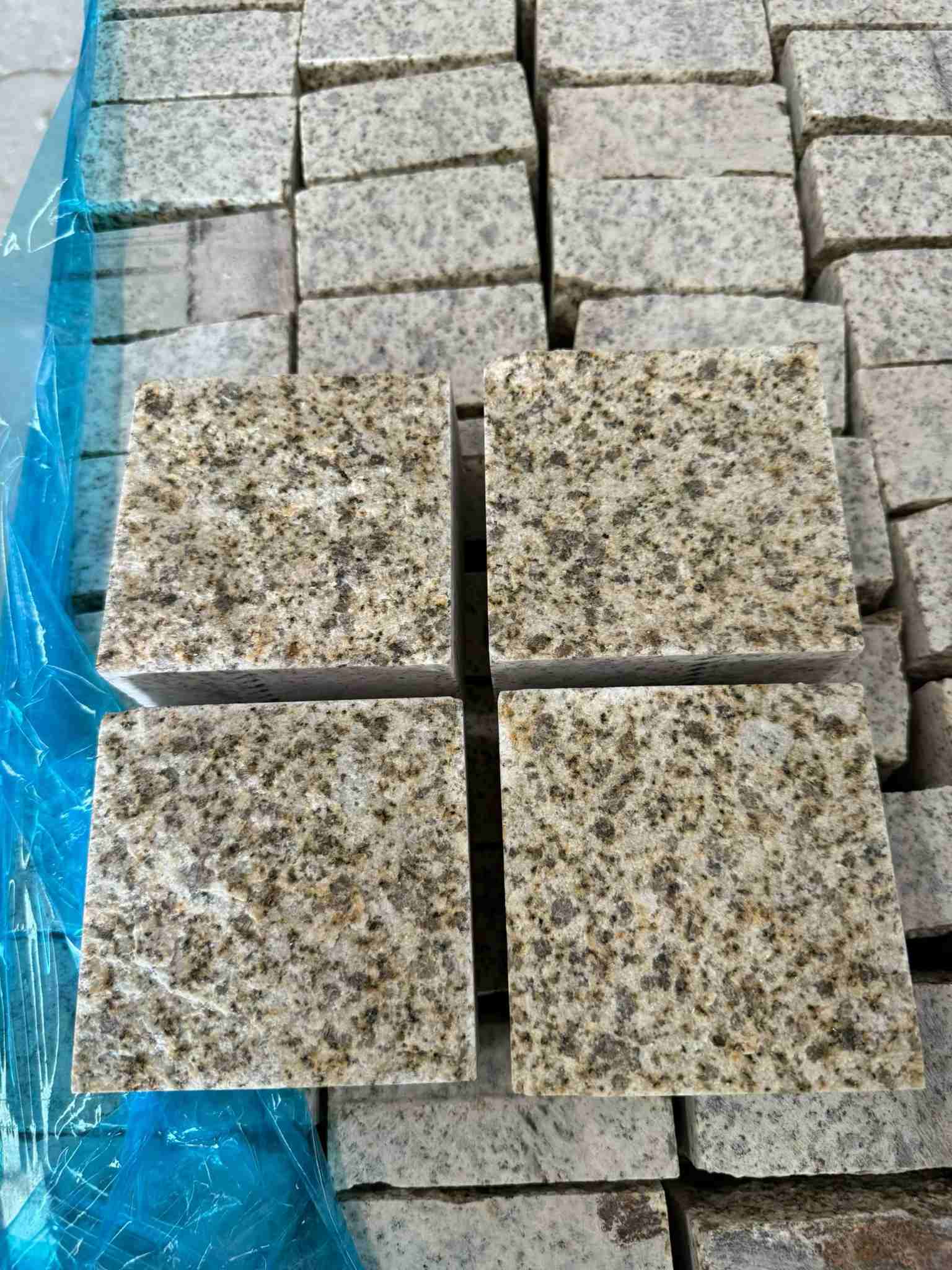 新乡 黄金麻花岗岩自然面小方块，弹石，马蹄石等