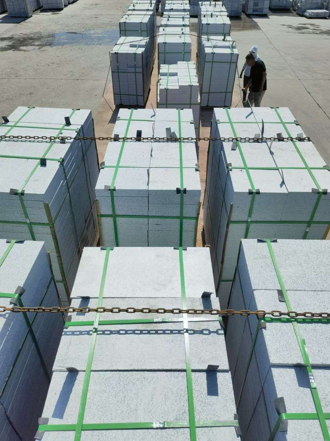 新乡 芝麻白花岗岩5公分地铺石 花岗岩厂家工厂装车日常