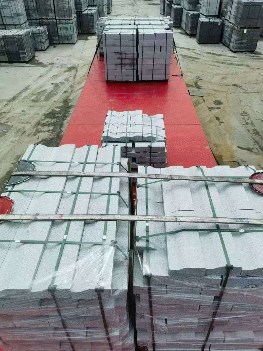 新乡 芝麻白仿形加直形路沿石出货日常