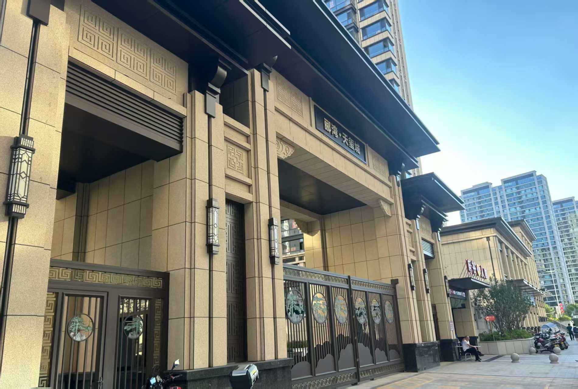 新乡 黄金麻花岗岩荔枝面小区门楼外墙干挂