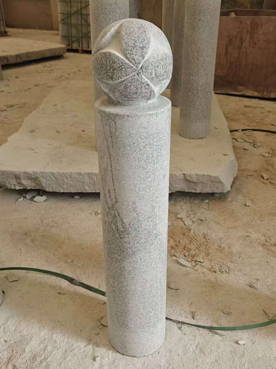 新乡 芝麻白花岗岩石材挡车石柱、停车柱、圆柱挡车柱、方柱挡车柱等