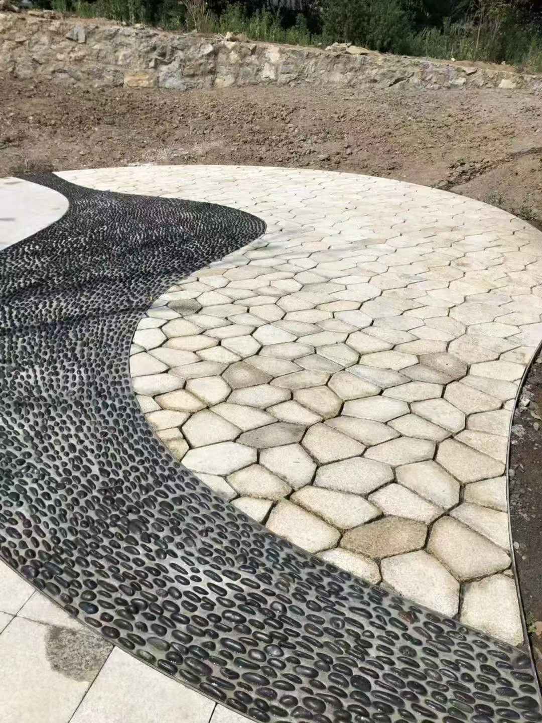 新乡 黄金麻冰裂纹地铺石工地铺装案例