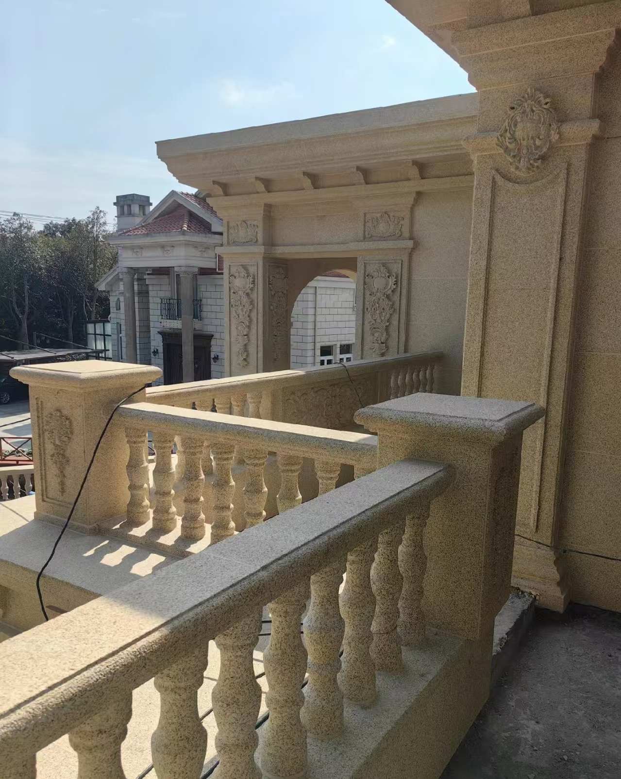 新乡 黄金麻别墅外墙干挂雕花配合阳台栏杆花瓶柱