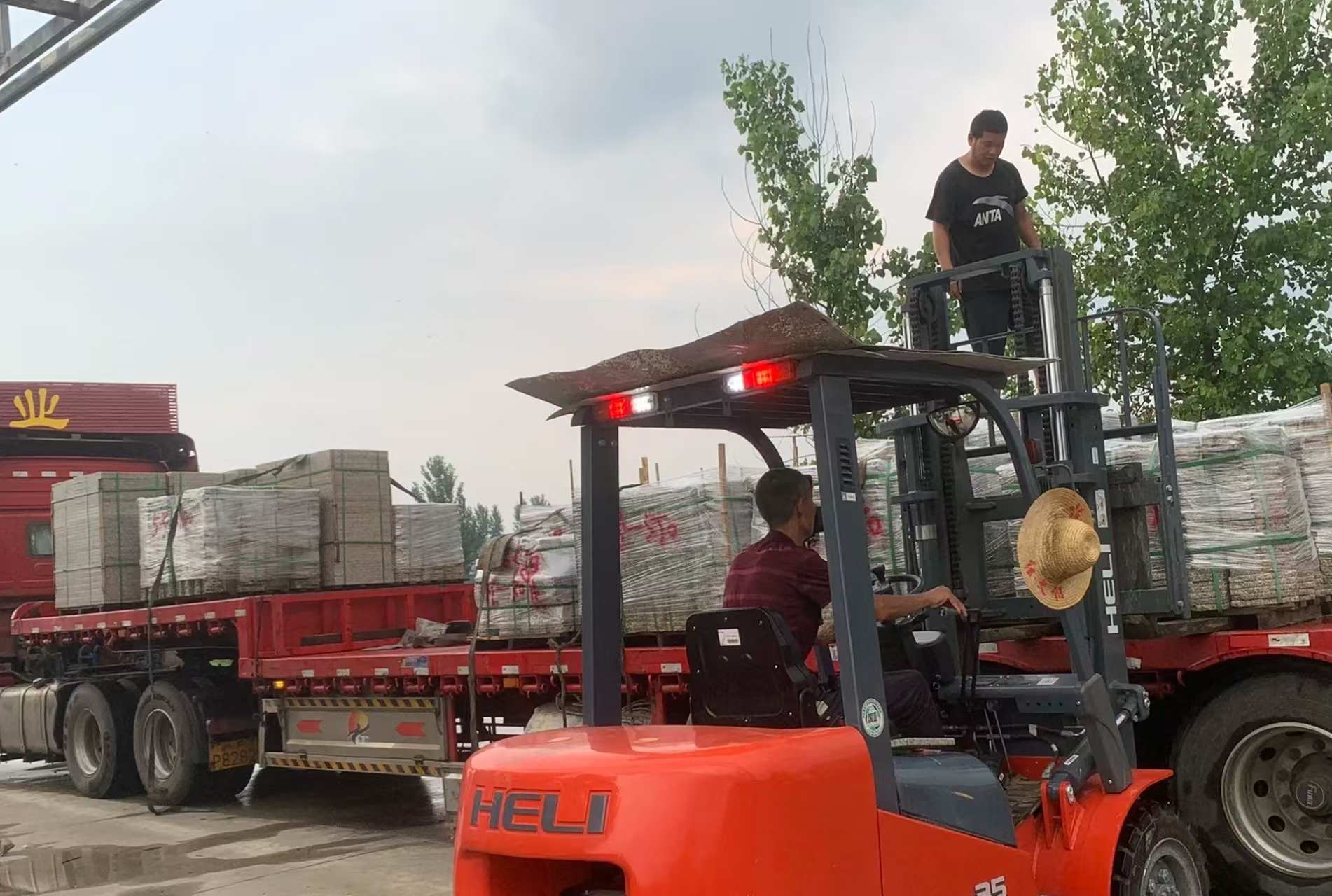 新乡 黄金麻冰裂纹，地铺石装车