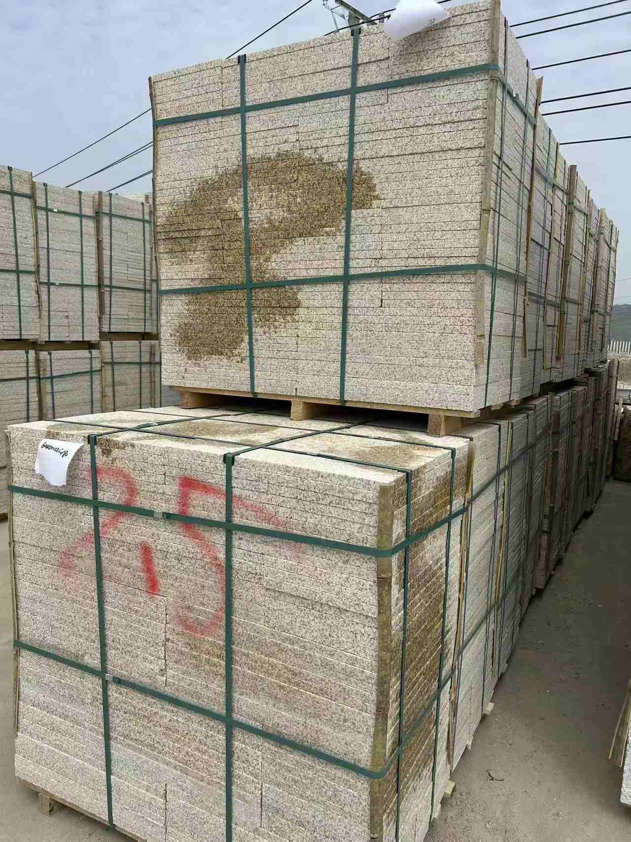 新乡 黄金麻花岗岩石材荔枝面地铺石2.5*300*600