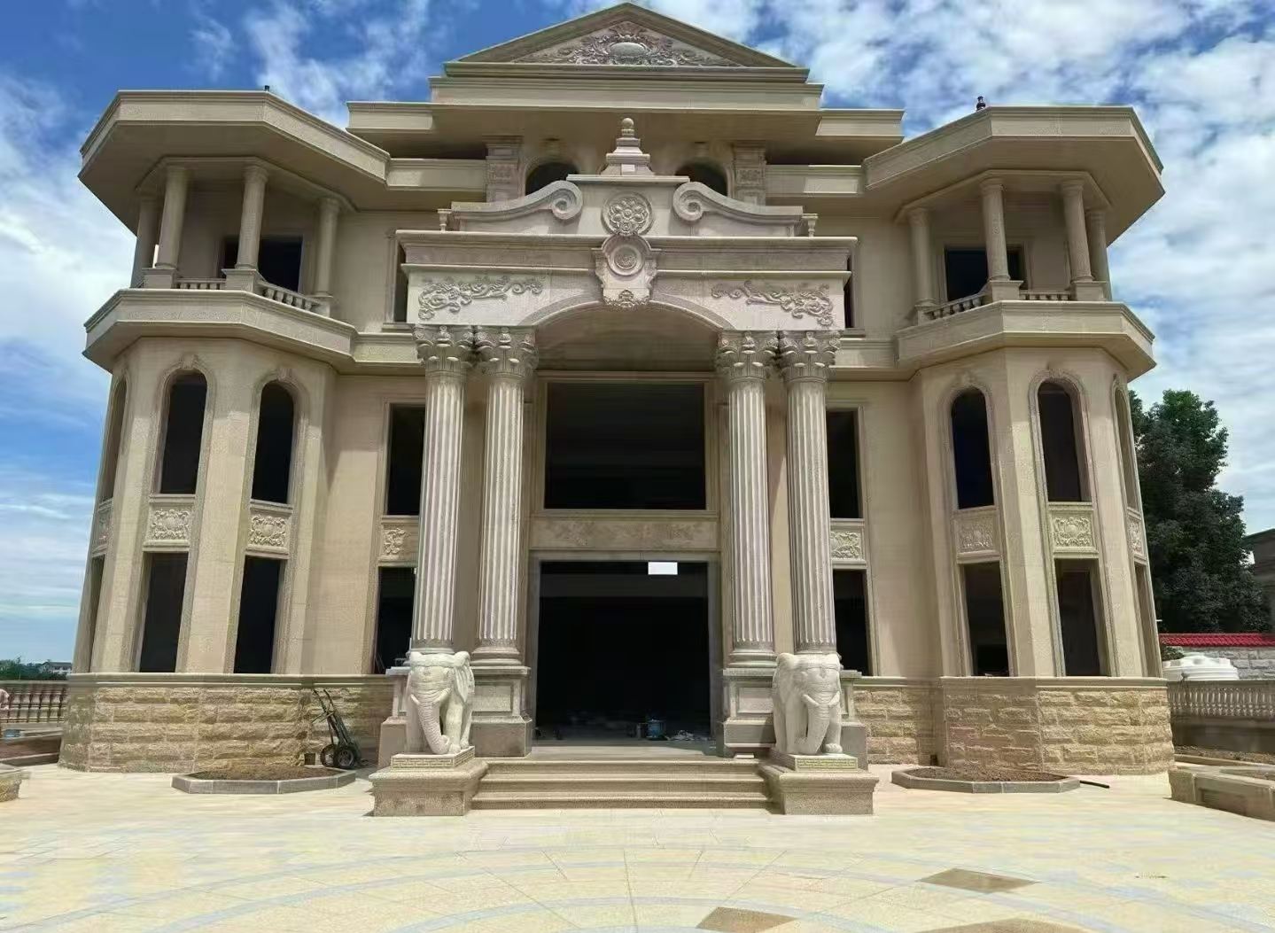 新乡 黄金麻别墅外墙干挂，大柱，大象，蘑菇石，雕花板