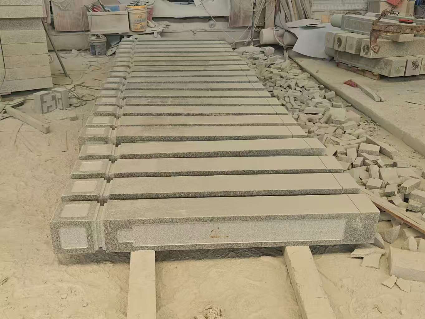 新乡 芝麻白异形加工雕刻-栏杆大柱，方柱