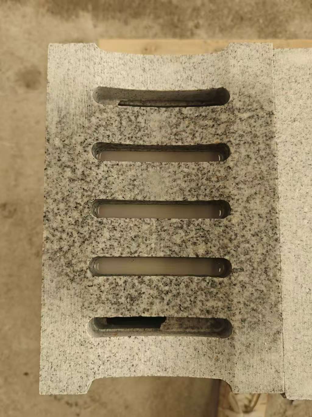 新乡 芝麻白拉丝面花岗岩U型开槽排水槽